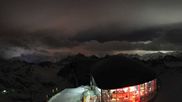Archiviertes Webcam Bild: Pitztaler Gletscher: Bergstation Wildspitzbahn mit Café am 12.04.2026 um 22:40 Uhr