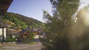 Archiviertes Webcam Bild: Zentrum Les Gets - Blick zur Mont Chery Piste am 15.06.2026 um 07:47 Uhr