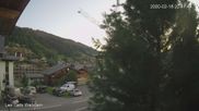 Archiviertes Webcam Bild: Zentrum Les Gets - Blick zur Mont Chery Piste am 14.08.2026 um 07:46 Uhr