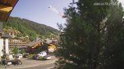 Archiviertes Webcam Bild: Zentrum Les Gets - Blick zur Mont Chery Piste am 14.08.2026 um 10:46 Uhr