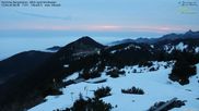 Archiviertes Webcam Bild: Hochries Bergstation - Blick nach Nordosten am 13.04.2026 um 06:18 Uhr