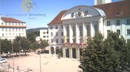 Archiviertes Webcam Bild: Bahnhofplatz Sonneberg - Blick auf das Neue Rathaus am 12.07.2026 um 10:34 Uhr