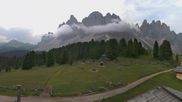 Archiviertes Webcam Bild: Geisleralm: Blick auf die Geislerspitzen am 14.07.2026 um 06:24 Uhr