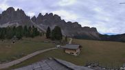 Archiviertes Webcam Bild: Geisleralm: Blick auf die Geislerspitzen am 15.10.2026 um 10:12 Uhr
