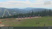 Archiviertes Webcam Bild: Spindlermühle - Bergstation Sessellift Medvědín am 28.07.2026 um 13:37 Uhr