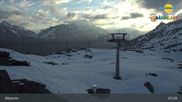 Archiviertes Webcam Bild: Bergstation Sessellift Riedkopf (Klösterle) am 18.04.2026 um 07:04 Uhr