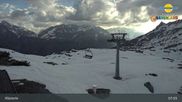 Archiviertes Webcam Bild: Bergstation Sessellift Riedkopf (Klösterle) am 18.04.2026 um 08:04 Uhr
