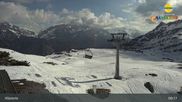 Archiviertes Webcam Bild: Bergstation Sessellift Riedkopf (Klösterle) am 18.04.2026 um 09:04 Uhr