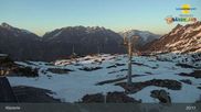 Archiviertes Webcam Bild: Bergstation Sessellift Riedkopf (Klösterle) am 01.05.2026 um 05:30 Uhr