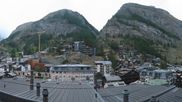 Archiviertes Webcam Bild: Zermatt: Panoramablick auf das Dorf am 26.08.2026 um 18:42 Uhr