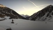 Archived webcam image showing Oberiss Alm in the Stubai Oberberg valley on 5 Apr 2026 at 07:34