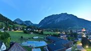 Archiviertes Webcam Bild: Gröbming: Blick auf Kirche und Panoramabad am 04.06.2026 um 04:53 Uhr