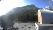 Archived webcam image showing Glacier 3000: Col du Pillon Base station on 17 Jun 2026 at 08:02