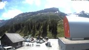 Archived webcam image showing Glacier 3000: Col du Pillon Base station on 17 Jun 2026 at 12:02
