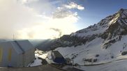 Archived webcam image showing Glacier 3000: Top Station Cabane on 8 May 2026 at 07:43