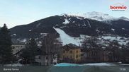 Archiviertes Webcam Bild: Bormio: Blick von der Therme aufs Skigebiet am 26 Feb 2026 um 19:24 Uhr