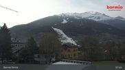 Archiviertes Webcam Bild: Bormio: Blick von der Therme aufs Skigebiet am 12.04.2026 um 08:38 Uhr