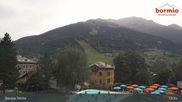 Archiviertes Webcam Bild: Bormio: Blick von der Therme aufs Skigebiet am 27.08.2026 um 13:47 Uhr
