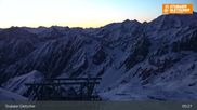 Archived webcam image showing Daunjoch chair lift, Stubai glacier on 30 Apr 2026 at 05:32