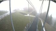 Archiviertes Webcam Bild: Sattel Hochstuckli: Hängebrücke Skywalk am 12.04.2026 um 12:12 Uhr