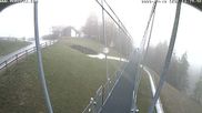 Archiviertes Webcam Bild: Sattel Hochstuckli: Hängebrücke Skywalk am 12.04.2026 um 14:12 Uhr