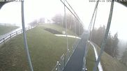 Archiviertes Webcam Bild: Sattel Hochstuckli: Hängebrücke Skywalk am 12.04.2026 um 16:12 Uhr