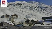 Archiviertes Webcam Bild: Hotel Arlberghaus in Zürs mit Blick auf den Weltcuphang am 26 Feb 2026 um 12:10 Uhr