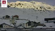 Archiviertes Webcam Bild: Hotel Arlberghaus in Zürs mit Blick auf den Weltcuphang am 26 Feb 2026 um 16:10 Uhr