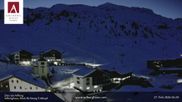 Archiviertes Webcam Bild: Hotel Arlberghaus in Zürs mit Blick auf den Weltcuphang am 27.02.2026 um 06:22 Uhr