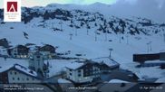 Archiviertes Webcam Bild: Hotel Arlberghaus in Zürs mit Blick auf den Weltcuphang am 12.04.2026 um 06:58 Uhr