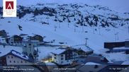 Archiviertes Webcam Bild: Hotel Arlberghaus in Zürs mit Blick auf den Weltcuphang am 13.04.2026 um 06:42 Uhr