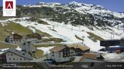 Archiviertes Webcam Bild: Hotel Arlberghaus in Zürs mit Blick auf den Weltcuphang am 01.05.2026 um 12:25 Uhr