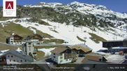 Archiviertes Webcam Bild: Hotel Arlberghaus in Zürs mit Blick auf den Weltcuphang am 01.05.2026 um 14:25 Uhr