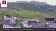 Archiviertes Webcam Bild: Hotel Arlberghaus in Zürs mit Blick auf den Weltcuphang am 12.07.2026 um 06:40 Uhr