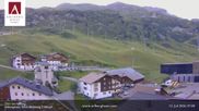 Archiviertes Webcam Bild: Hotel Arlberghaus in Zürs mit Blick auf den Weltcuphang am 12.07.2026 um 07:40 Uhr