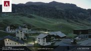 Archiviertes Webcam Bild: Hotel Arlberghaus in Zürs mit Blick auf den Weltcuphang am 04.10.2026 um 07:17 Uhr