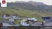 Archiviertes Webcam Bild: Hotel Arlberghaus in Zürs mit Blick auf den Weltcuphang am 04.10.2026 um 08:17 Uhr