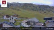 Archiviertes Webcam Bild: Hotel Arlberghaus in Zürs mit Blick auf den Weltcuphang am 11.10.2026 um 08:39 Uhr