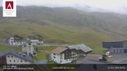 Archiviertes Webcam Bild: Hotel Arlberghaus in Zürs mit Blick auf den Weltcuphang am 14.10.2026 um 08:38 Uhr