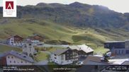 Archiviertes Webcam Bild: Hotel Arlberghaus in Zürs mit Blick auf den Weltcuphang am 14.10.2026 um 10:38 Uhr