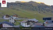 Archiviertes Webcam Bild: Hotel Arlberghaus in Zürs mit Blick auf den Weltcuphang am 14.10.2026 um 18:38 Uhr