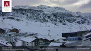Archiviertes Webcam Bild: Hotel Arlberghaus in Zürs mit Blick auf den Weltcuphang am 23.10.2026 um 08:48 Uhr