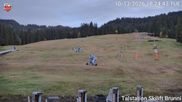 Archiviertes Webcam Bild: Talstation Skilift Brunni am 13.10.2026 um 18:44 Uhr