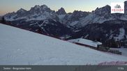 Archiviertes Webcam Bild: 3 Zinnen Dolomiten: Sexten Bergstation Helm am 28.02.2026 um 03:22 Uhr