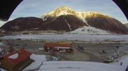 Archiviertes Webcam Bild: Schöneben: Talstation der Bergbahn mit Blick auf Reschensee und Dorf Reschen am 26 Feb 2026 um 18:08 Uhr