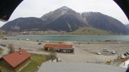 Archiviertes Webcam Bild: Schöneben: Talstation der Bergbahn mit Blick auf Reschensee und Dorf Reschen am 12.04.2026 um 12:58 Uhr