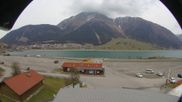 Archiviertes Webcam Bild: Schöneben: Talstation der Bergbahn mit Blick auf Reschensee und Dorf Reschen am 12.04.2026 um 14:58 Uhr
