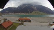 Archiviertes Webcam Bild: Schöneben: Talstation der Bergbahn mit Blick auf Reschensee und Dorf Reschen am 12.04.2026 um 16:58 Uhr