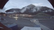 Archiviertes Webcam Bild: Schöneben: Talstation der Bergbahn mit Blick auf Reschensee und Dorf Reschen am 10.10.2026 um 20:05 Uhr