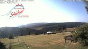 Archiviertes Webcam Bild: Neuastenberg: Obere Postwiese - Piste, Lift und Schirmbar am 05.08.2026 um 08:54 Uhr